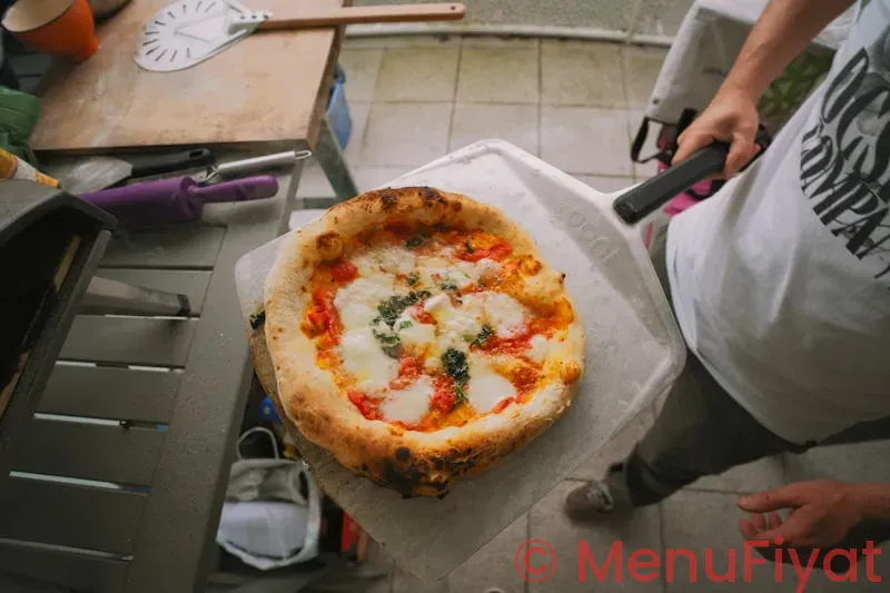 pizza lazza margarita pizza